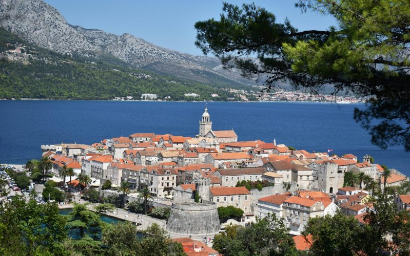 joanna-WBMEZPpl30k-unsplash